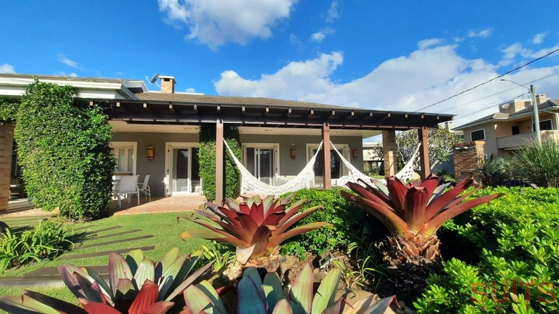 Linda casa estilo Americana Térrea no Condomínio Atlântico: 1ª foto da galeria de imagens do imóvel