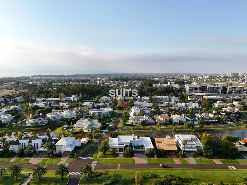 Linda Mansão beira lago no condominio Ilhas Park: 29ª foto da galeria de imagens do imóvel