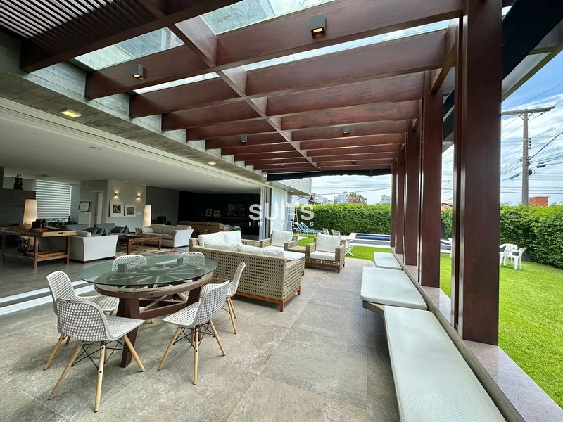 Incrível mansão de esquina próxima ao mar na praia de Atlãntida: 4ª foto da galeria de imagens do imóvel