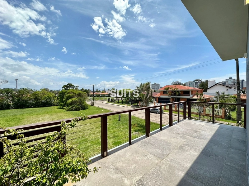 Incrível mansão de esquina próxima ao mar na praia de Atlãntida: 61ª foto da galeria de imagens do imóvel