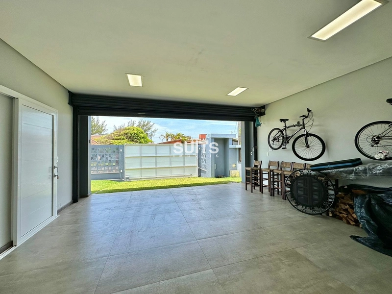 Incrível mansão de esquina próxima ao mar na praia de Atlãntida: 44ª foto da galeria de imagens do imóvel