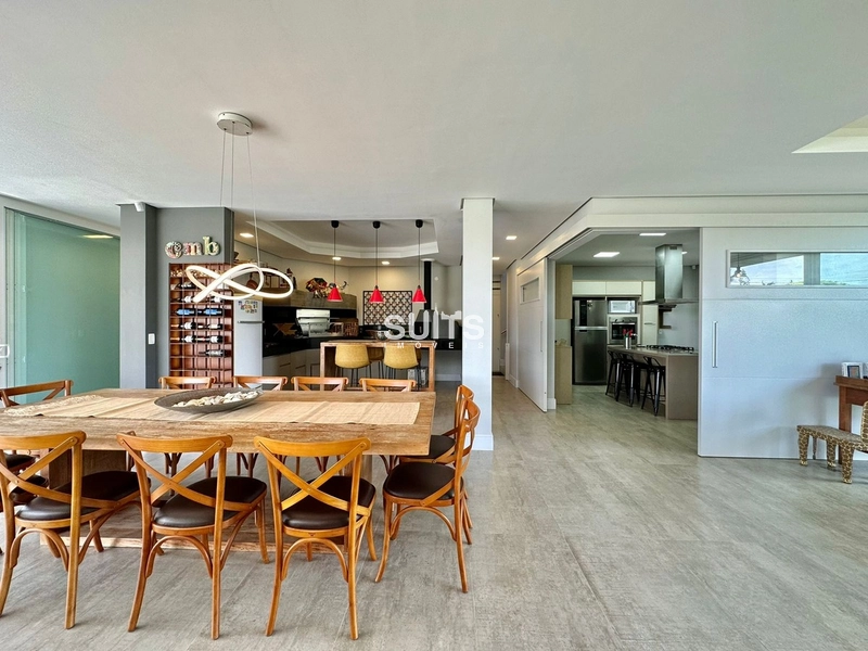 Incrível mansão de esquina próxima ao mar na praia de Atlãntida: 30ª foto da galeria de imagens do imóvel