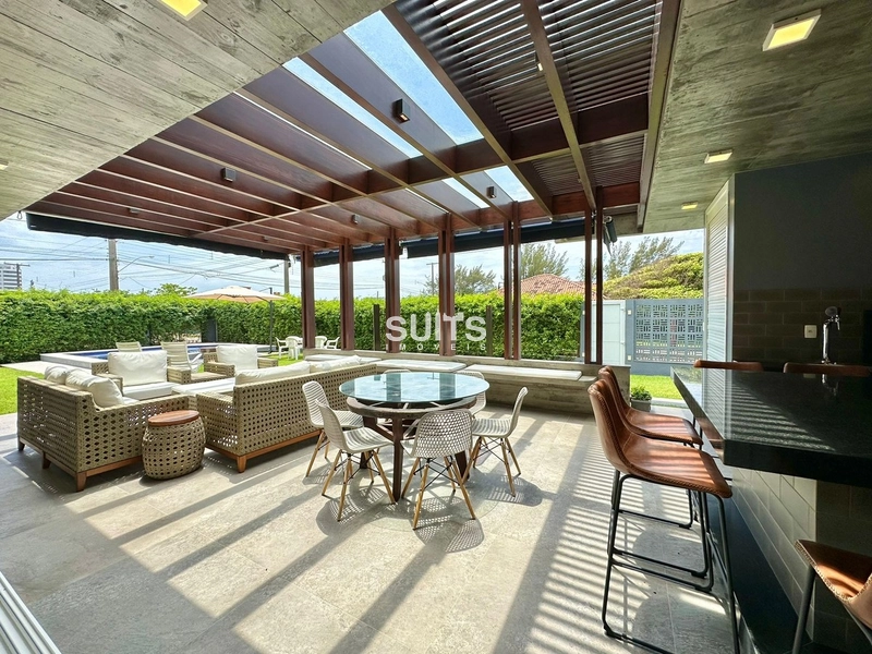 Incrível mansão de esquina próxima ao mar na praia de Atlãntida: 2ª foto da galeria de imagens do imóvel