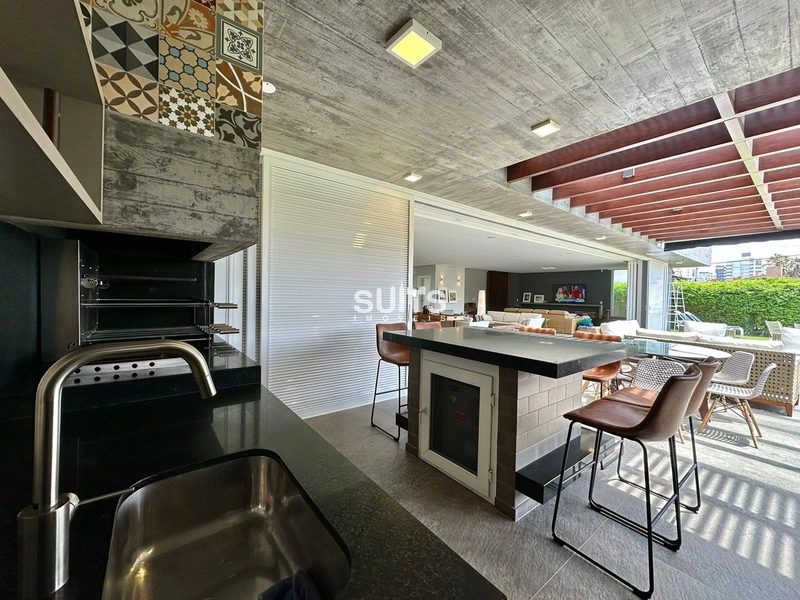 Incrível mansão de esquina próxima ao mar na praia de Atlãntida: 3ª foto da galeria de imagens do imóvel