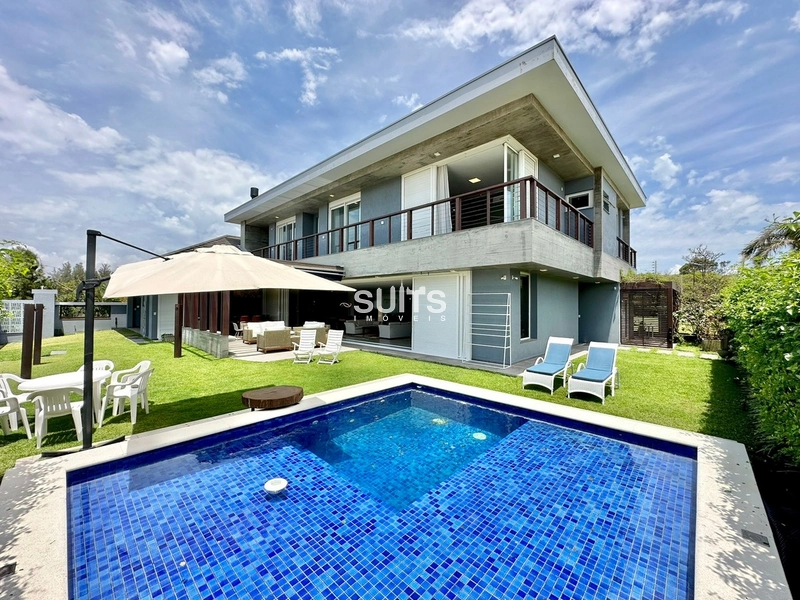 Incrível mansão de esquina próxima ao mar na praia de Atlãntida: 1ª foto da galeria de imagens do imóvel