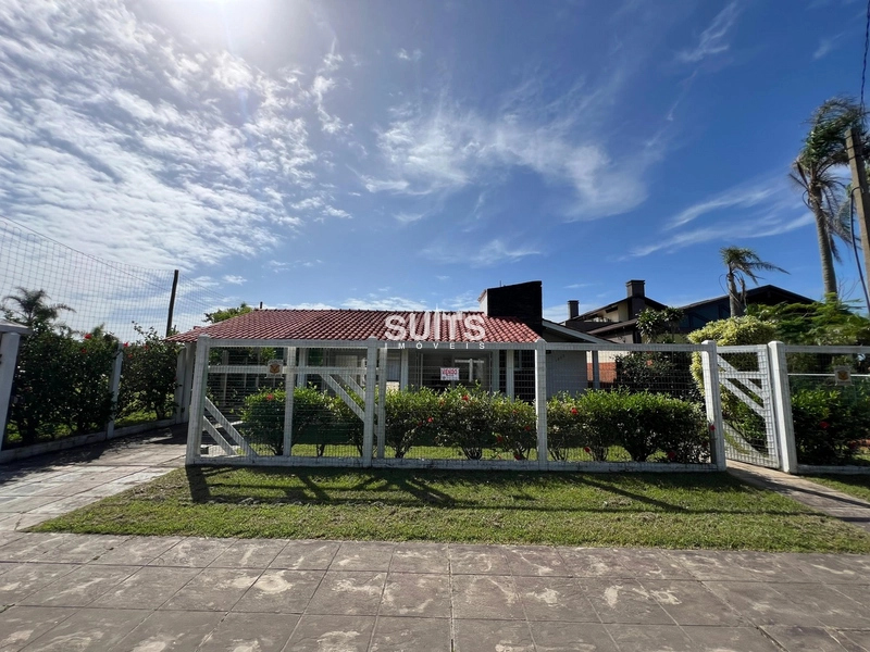 Ótima casa à poucos metros do mar em Atlântida: 1ª foto da galeria de imagens do imóvel