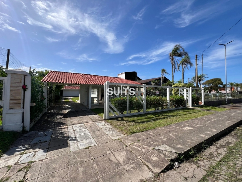 Ótima casa à poucos metros do mar em Atlântida: 2ª foto da galeria de imagens do imóvel