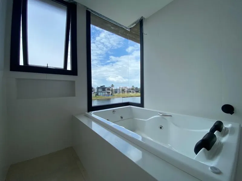 Sobrado de alto padrão beira lago no condomínio Enseada: 26ª foto da galeria de imagens do imóvel