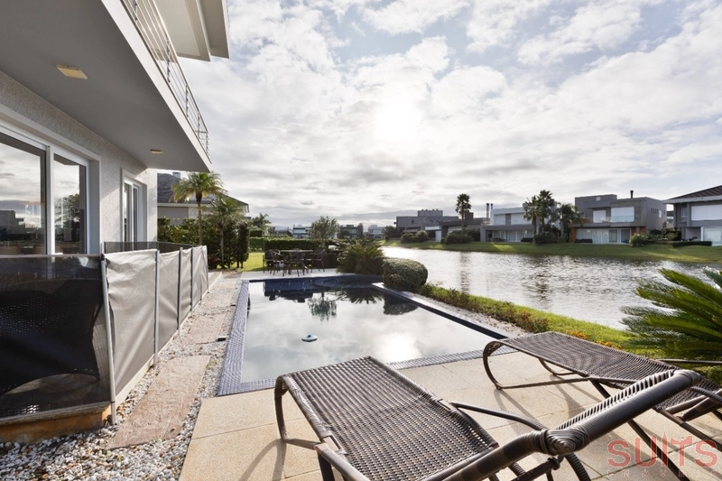 Lindo sobrado à venda no condomínio Enseada: 33ª foto da galeria de imagens do imóvel