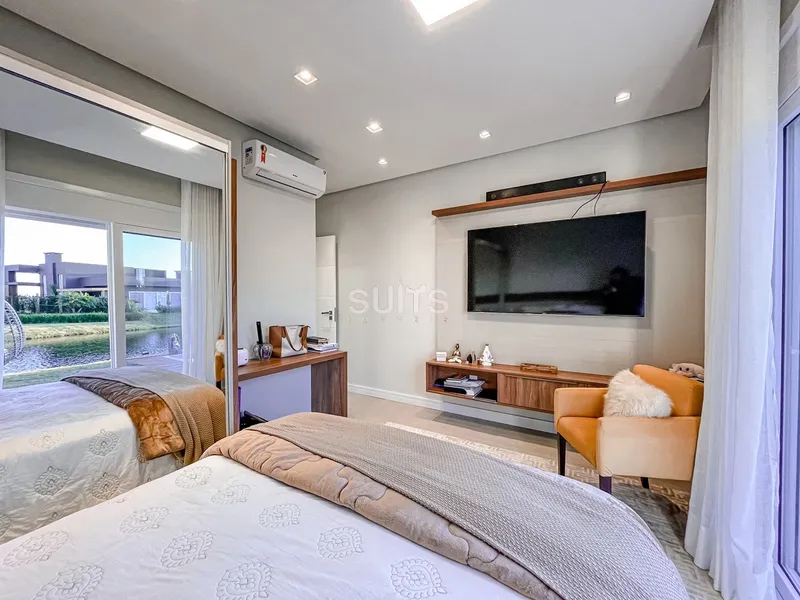 Incrível casa beira lago no condomínio Riviera: 40ª foto da galeria de imagens do imóvel