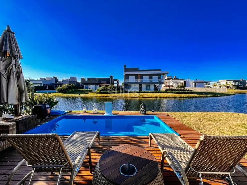 Incrível casa beira lago no condomínio Riviera: 29ª foto da galeria de imagens do imóvel