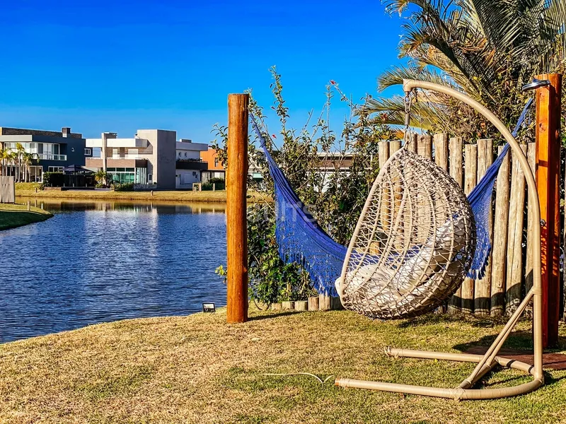 Incrível casa beira lago no condomínio Riviera: 35ª foto da galeria de imagens do imóvel