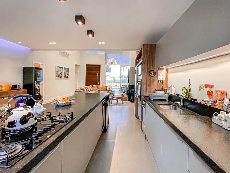 Incrível casa beira lago no condomínio Riviera: 20ª foto da galeria de imagens do imóvel