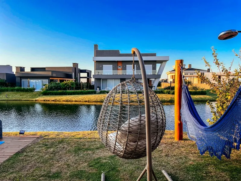 Incrível casa beira lago no condomínio Riviera: 36ª foto da galeria de imagens do imóvel