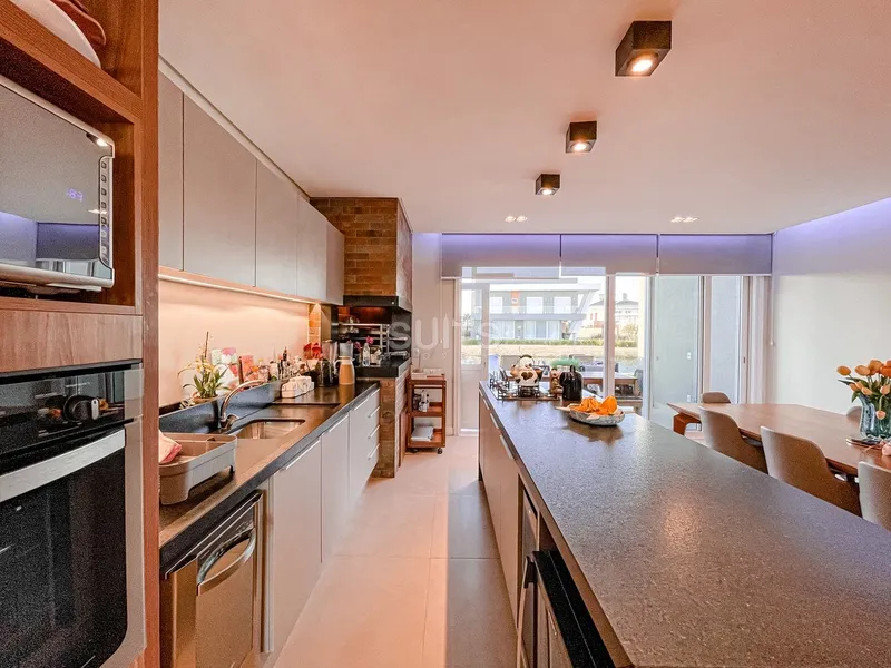 Incrível casa beira lago no condomínio Riviera: 18ª foto da galeria de imagens do imóvel