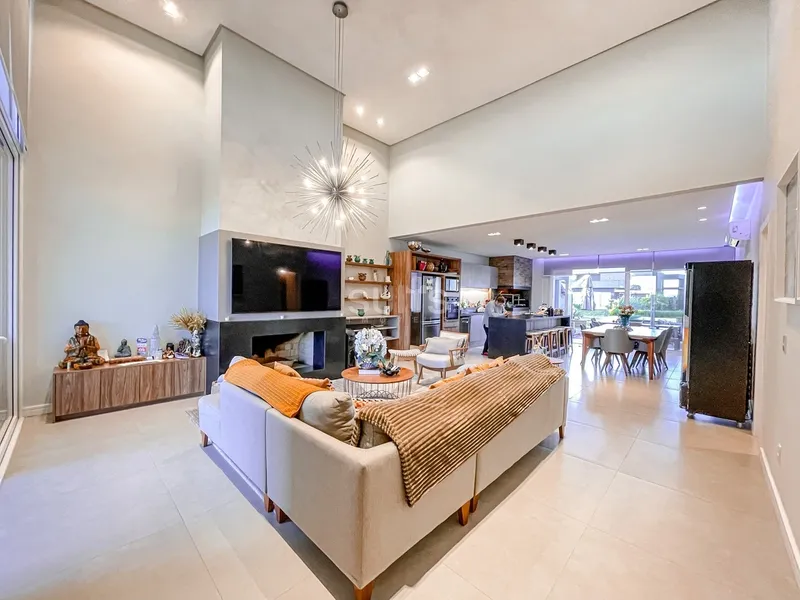 Incrível casa beira lago no condomínio Riviera: 6ª foto da galeria de imagens do imóvel