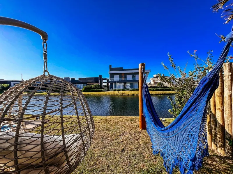 Incrível casa beira lago no condomínio Riviera: 37ª foto da galeria de imagens do imóvel