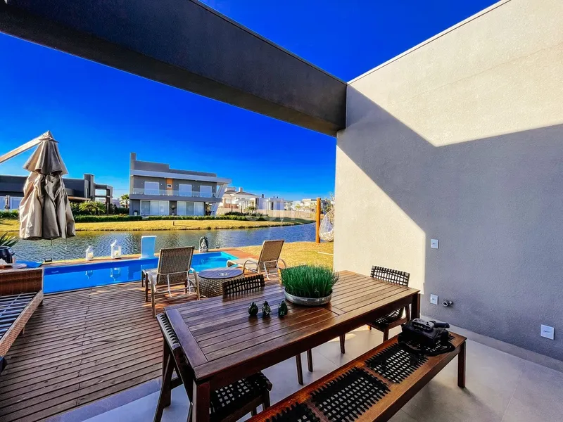 Incrível casa beira lago no condomínio Riviera: 27ª foto da galeria de imagens do imóvel