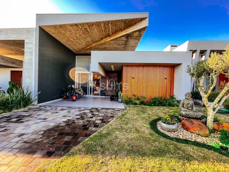 Incrível casa beira lago no condomínio Riviera: 2ª foto da galeria de imagens do imóvel