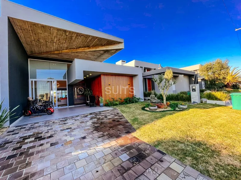 Incrível casa beira lago no condomínio Riviera: 3ª foto da galeria de imagens do imóvel