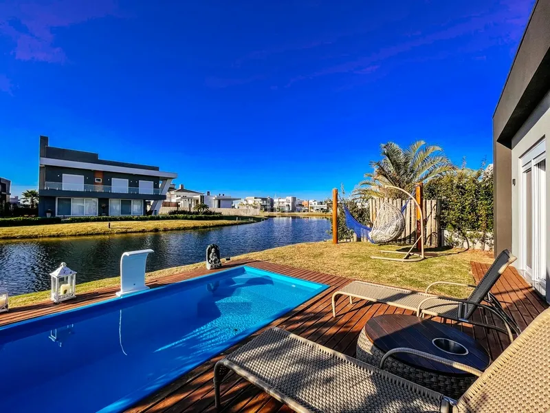 Incrível casa beira lago no condomínio Riviera: 32ª foto da galeria de imagens do imóvel