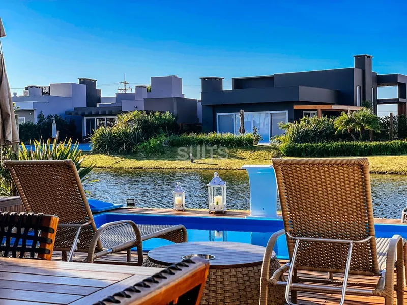 Incrível casa beira lago no condomínio Riviera: 31ª foto da galeria de imagens do imóvel