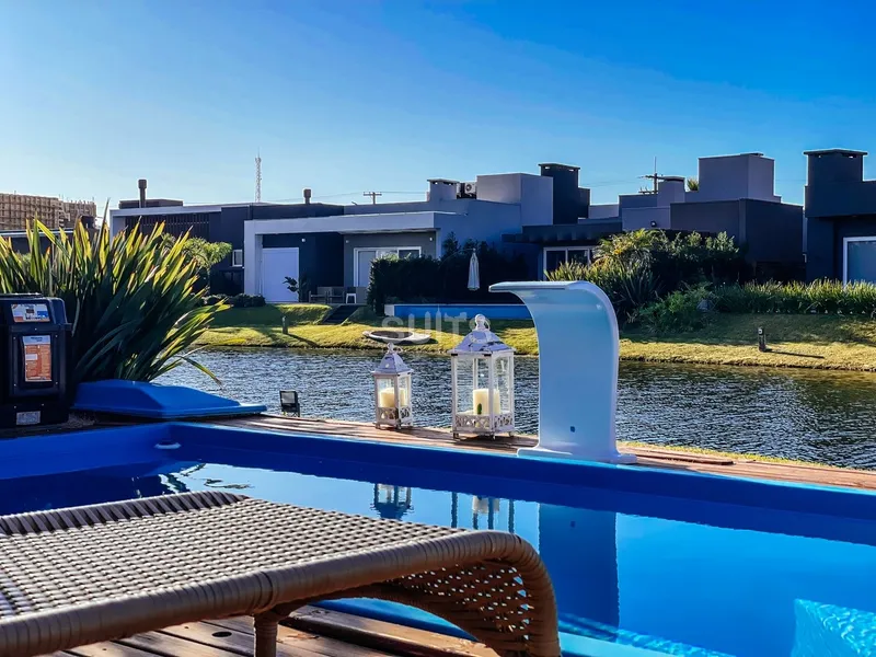 Incrível casa beira lago no condomínio Riviera: 30ª foto da galeria de imagens do imóvel