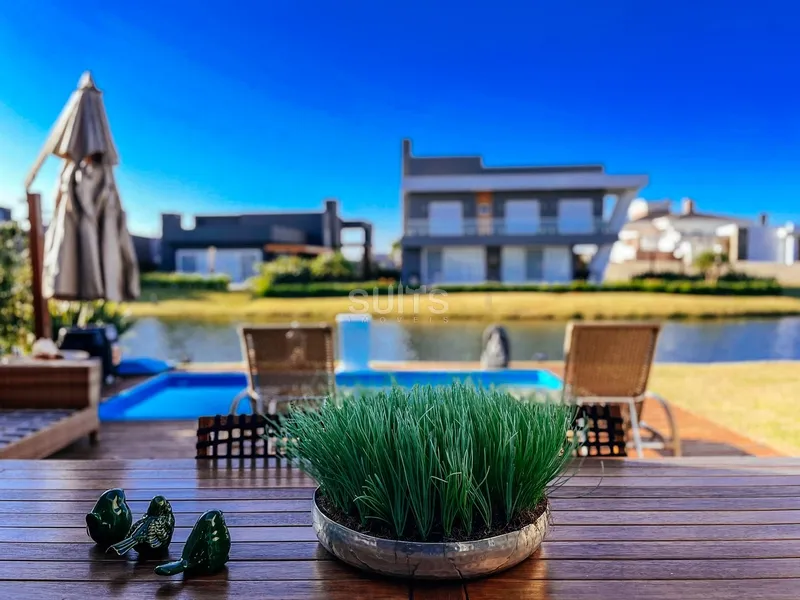 Incrível casa beira lago no condomínio Riviera: 28ª foto da galeria de imagens do imóvel