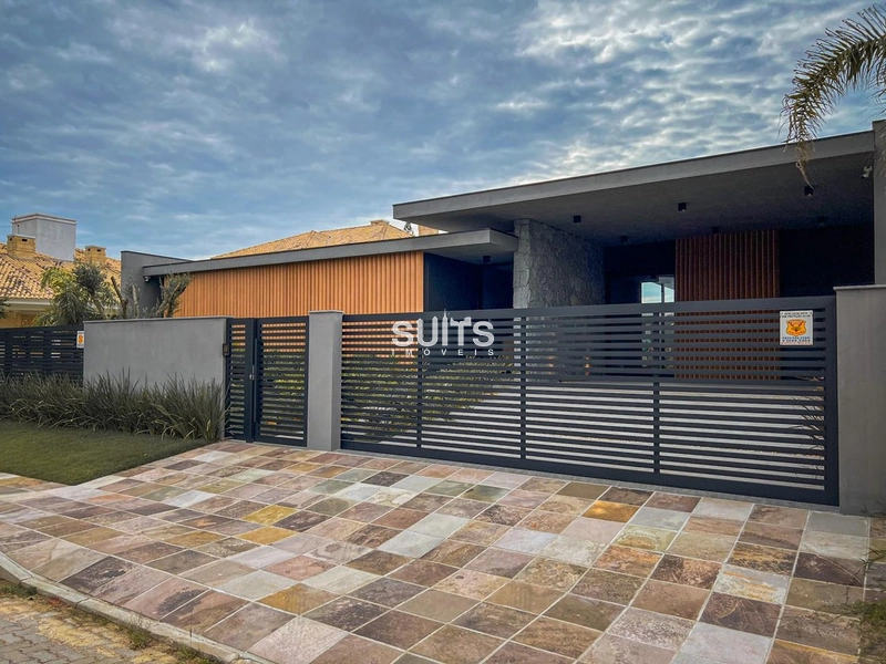 Belíssima casa à venda em Atlântida: 1ª foto da galeria de imagens do imóvel