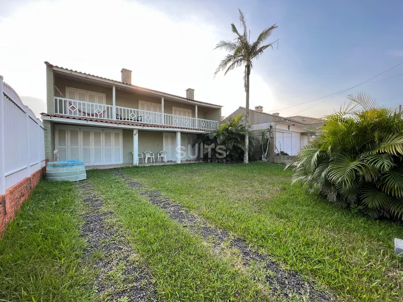 Oportunidade de negócio a uma quadra do mar, sobrado em 2 terrenos!: 2ª foto da galeria de imagens do imóvel