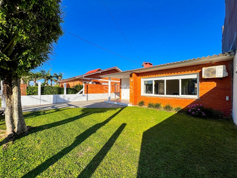 Excelente casa à venda no Centro de Xangri-Lá : 2ª foto da galeria de imagens do imóvel