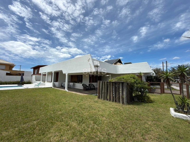 Excelente casa à venda na Praia de Atlântida em Xangri-Lá: 2ª foto da galeria de imagens do imóvel