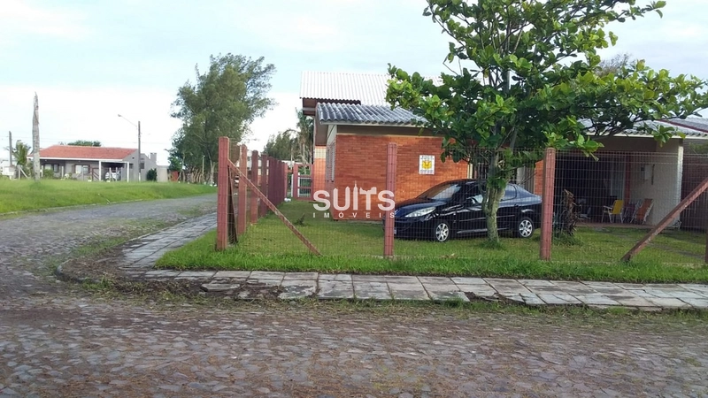 Casa em terreno de esquina no Centro de Xangri-Lá: 2ª foto da galeria de imagens do imóvel