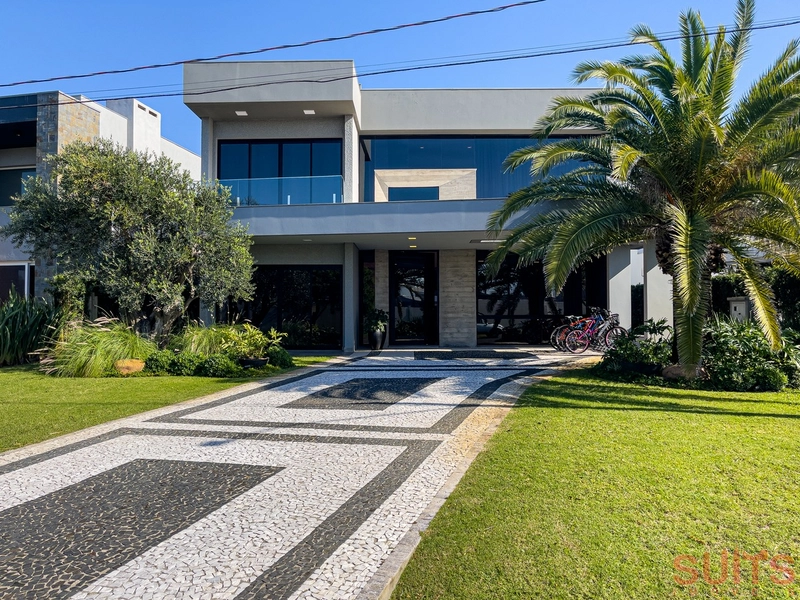 Excelente sobrado beira lago no condomínio Enseada: 1ª foto da galeria de imagens do imóvel