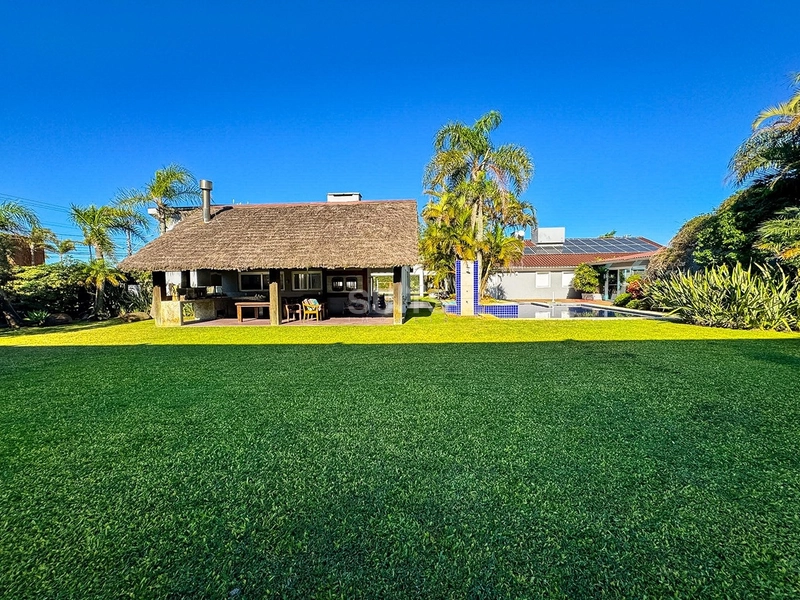 Casa com 03 terrenos em localização privilegiada em Atlântida : 2ª foto da galeria de imagens do imóvel