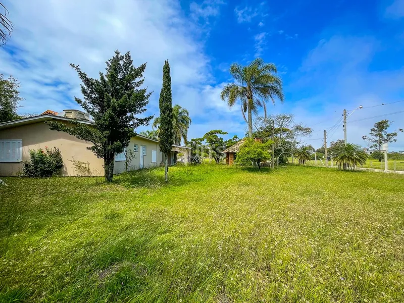 Casa de esquina com Amplo terreno na Praia de Atlântida: 2ª foto da galeria de imagens do imóvel