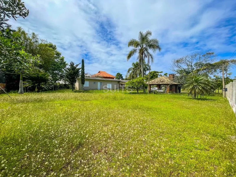Casa de esquina com Amplo terreno na Praia de Atlântida: 1ª foto da galeria de imagens do imóvel