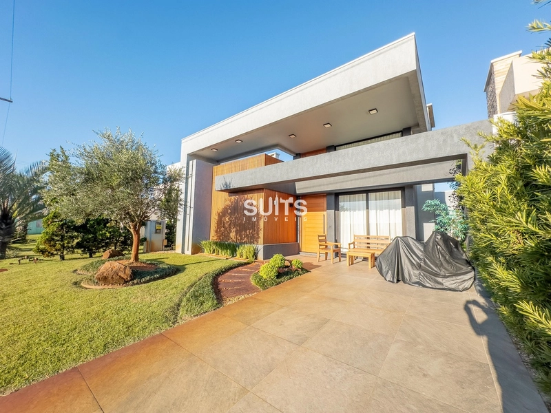 Linda casa com fundos para área verde no condomínio Riviera: 1ª foto da galeria de imagens do imóvel