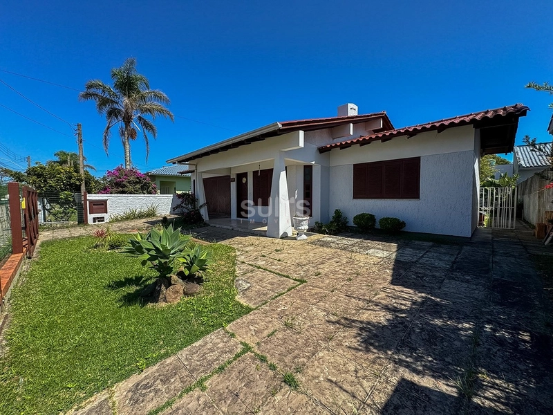 Belíssima casa em excelente localização na praia de Atlântida: 2ª foto da galeria de imagens do imóvel