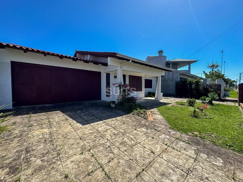 Belíssima casa em excelente localização na praia de Atlântida: 1ª foto da galeria de imagens do imóvel