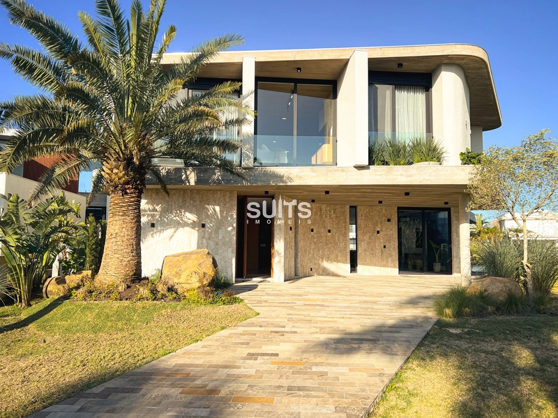 Incrível sobrado beira lago à venda no condomínio Enseada: 2ª foto da galeria de imagens do imóvel