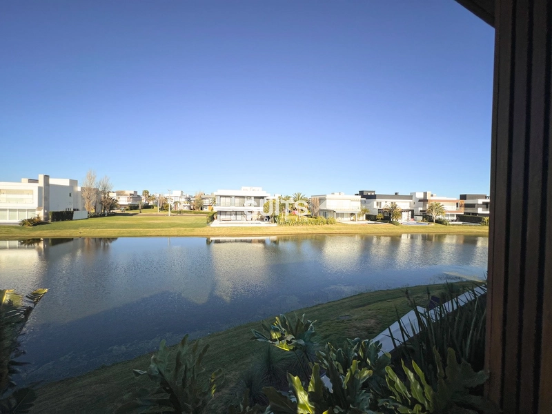 Incrível sobrado beira lago à venda no condomínio Enseada: 52ª foto da galeria de imagens do imóvel