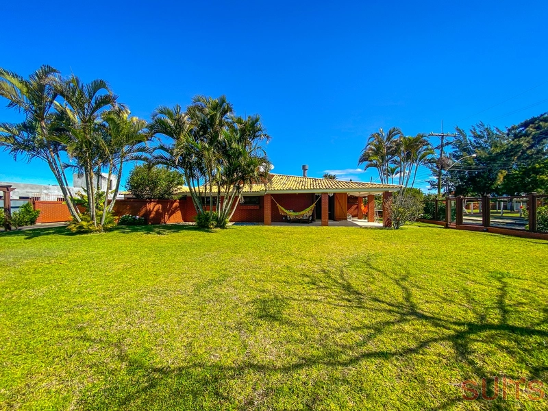 Excelente casa de esquina com localização diferenciada em Atlântida: 2ª foto da galeria de imagens do imóvel