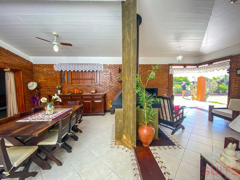 Excelente casa de esquina com localização diferenciada em Atlântida: 6ª foto da galeria de imagens do imóvel