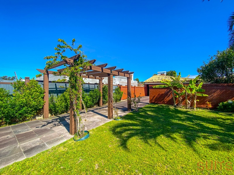 Excelente casa de esquina com localização diferenciada em Atlântida: 3ª foto da galeria de imagens do imóvel