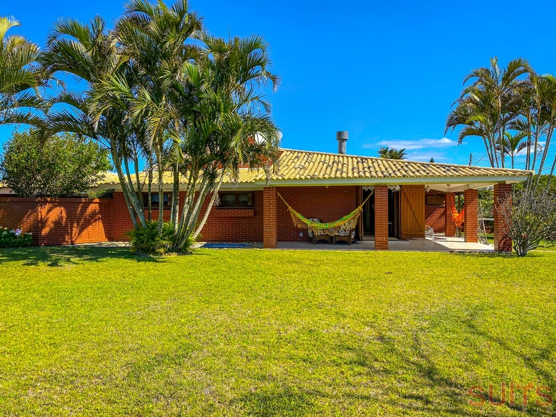 Excelente casa de esquina com localização diferenciada em Atlântida: 1ª foto da galeria de imagens do imóvel