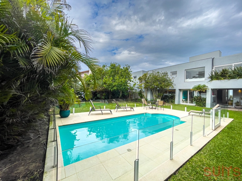 Magnifica mansão à beira mar na praia de Atlântida: 9ª foto da galeria de imagens do imóvel