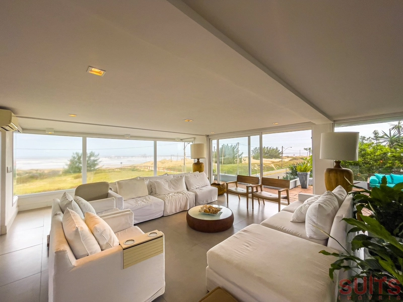 Magnifica mansão à beira mar na praia de Atlântida: 40ª foto da galeria de imagens do imóvel