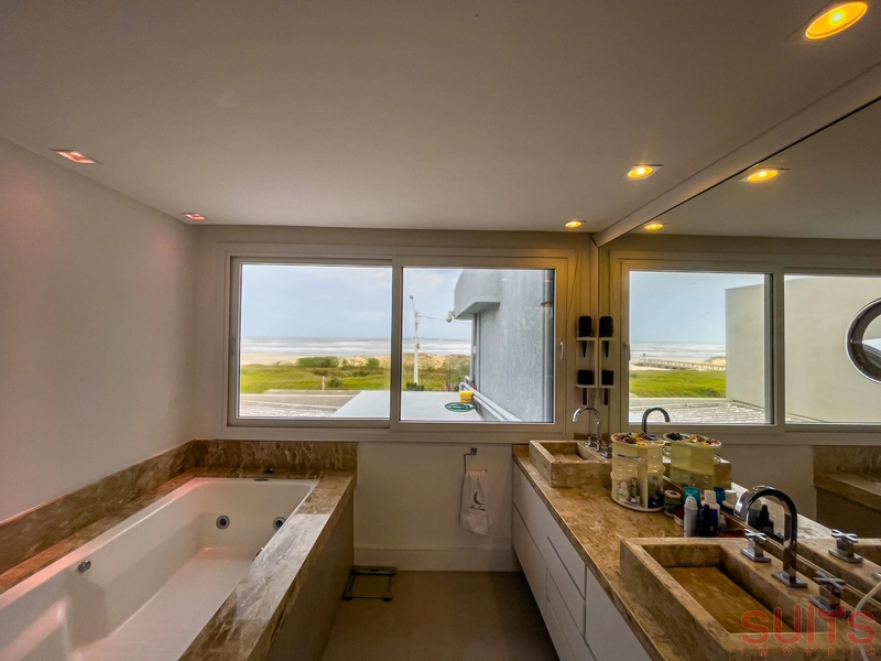 Magnifica mansão à beira mar na praia de Atlântida: 56ª foto da galeria de imagens do imóvel