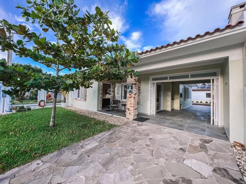 Excelente casa próxima do mar no Centro de Xangri-Lá: 2ª foto da galeria de imagens do imóvel